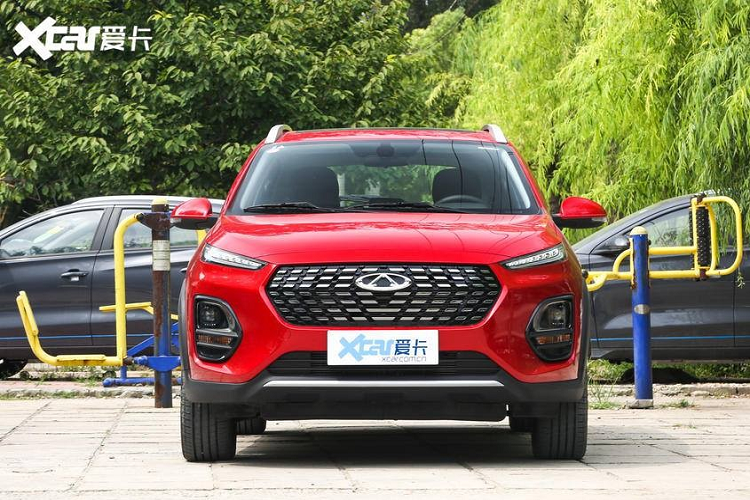 Trực diện đầu xe giá rẻ Chery Tiggo 3x Plus cho thấy hai dải đèn LED rất mỏng ở trên. Cụ thể hơn, Chery Tiggo 3x Plus có một khuôn mặt mới, với lưới tản nhiệt lớn hơn hẳn và dải đèn LED rất mỏng. Ở phía sau, nó cũng nhận được một tấm cản va mới mẻ ở vị trí thấp hơn. Chery Tiggo 3x Plus có tấm cản va phía sau mới, tích hợp luôn 2 đầu ông pô giả