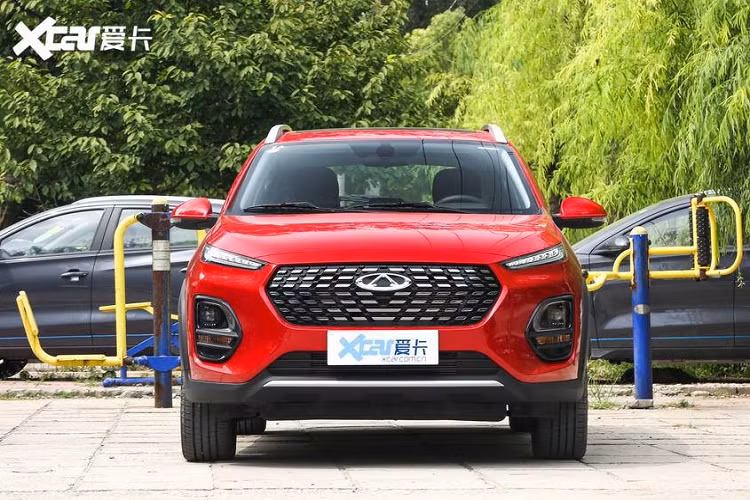 Trực diện đầu xe giá rẻ Chery Tiggo 3x Plus cho thấy hai dải đèn LED rất mỏng ở trên. Cụ thể hơn, Chery Tiggo 3x Plus có một khuôn mặt mới, với lưới tản nhiệt lớn hơn hẳn và dải đèn LED rất mỏng. Ở phía sau, nó cũng nhận được một tấm cản va mới mẻ ở vị trí thấp hơn. Chery Tiggo 3x Plus có tấm cản va phía sau mới, tích hợp luôn 2 đầu ông pô giả