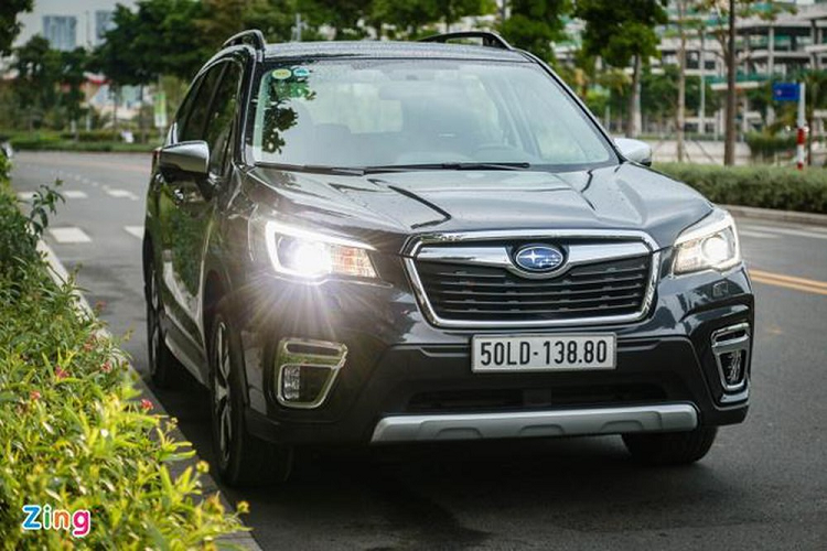 Khach hang lai thu Subaru Forester dam thang vao goc cay-Hinh-2