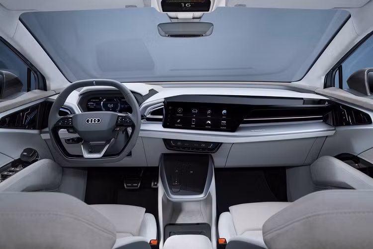 Cabin Q4 e-tron Sportback mang hơi hướm tương lai và khác biệt hoàn toàn với những dòng xe dùng động cơ đốt trong hiện nay của Audi. Bảng táp-lô thiết kế hướng về phía người lái, các nút bấm vật lý gần như được loại bỏ hoàn toàn và thay thế bằng màn hình và bảng điều khiển cảm ứng.