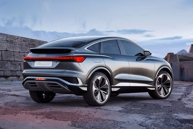 Ngôn ngữ thiết kế của Q4 e-tron tiếp tục được hãng xe sang Audi sử dụng giúp chiếc SUV Coupe có ngoại hình tương lai và bắt mắt. Ngoài ra, Audi Q4 e-tron Sportback chạy điện mang kiểu dáng năng động và mượt mà hơn nhờ phần trụ C được vuốt thấp về sau. Xe được trang bị tiêu chuẩn bộ mâm hợp kim kích thước 22 inch.