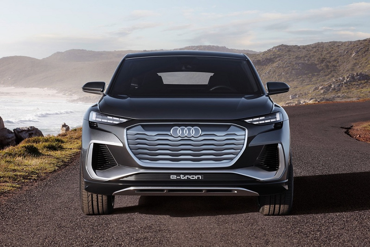 Ở phần đầu, lưới tản nhiệt và cản trước có tạo hình hầm hố. Trong khi đó, đèn chiếu sáng thiết kế mảnh cho cảm giác dữ dằn. Cụm đèn định vị ban ngày của Audi Q4 e-tron Sportback có cách bố trí các bóng LED khác biệt với Q4 e-tron để giúp phân biệt giữa 2 mẫu SUV chạy điện.