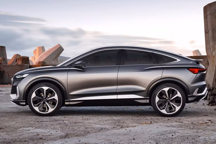 Hãng xe Đức cho biết thiết kế cánh lướt gió phía sau đã được thử nghiệm trong các hầm gió để giúp tối ưu khả năng vận hành cho chiếc xe điện. Kết quả là Audi Q4 e-tron Sportback có hệ số khí động học chỉ 0,26 Cd.