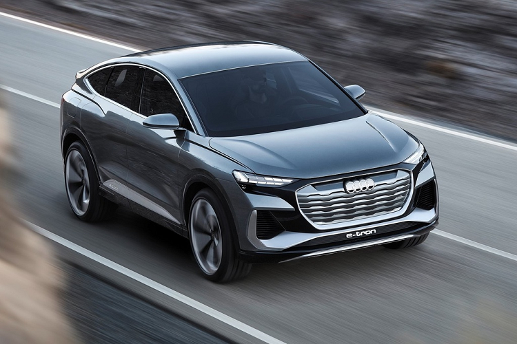 Theo các thông tin hiện tại, Audi Q4 e-tron Sportback sẽ có 2 cấu hình tùy chọn. Đầu tiên là biến thể trang bị 2 động cơ điện ở cầu trước và cầu sau, tạo thành hệ dẫn động AWD. Thông số công suất tổng cộng đạt 301 mã lực và mô-men xoắn đạt gần 310 Nm. Phiên bản này có cụm pin dung lượng 82 kWh cho phép người lái di chuyển tối đa khoảng 449 km (279 dặm) cho mỗi lần sạc đầy.