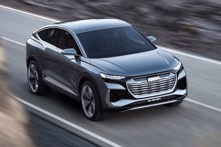 Theo các thông tin hiện tại, Audi Q4 e-tron Sportback sẽ có 2 cấu hình tùy chọn. Đầu tiên là biến thể trang bị 2 động cơ điện ở cầu trước và cầu sau, tạo thành hệ dẫn động AWD. Thông số công suất tổng cộng đạt 301 mã lực và mô-men xoắn đạt gần 310 Nm. Phiên bản này có cụm pin dung lượng 82 kWh cho phép người lái di chuyển tối đa khoảng 449 km (279 dặm) cho mỗi lần sạc đầy.