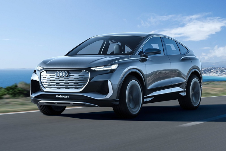 Phiên bản Audi Q4 e-tron Sportback thứ 2 chỉ có một động cơ điện đặt ở cầu sau và cụm pin dung lượng nhỏ hơn. Với vận tốc giới hạn điện tử 180 km/h, model này có phạm vi hoạt động rộng hơn, gần 500 km (310 dặm).