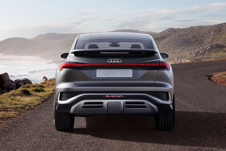 Phía sau, Q4 e-tron Sportback gây ấn tượng với cánh lướt gió cỡ lớn đặt phía trên dải đèn hậu LED. Đường nét thiết kế này thường chỉ xuất hiện trên các dòng xe thể thao gầm thấp nhưng nay được Audi táo bạo mang lên mẫu SUV Coupe.