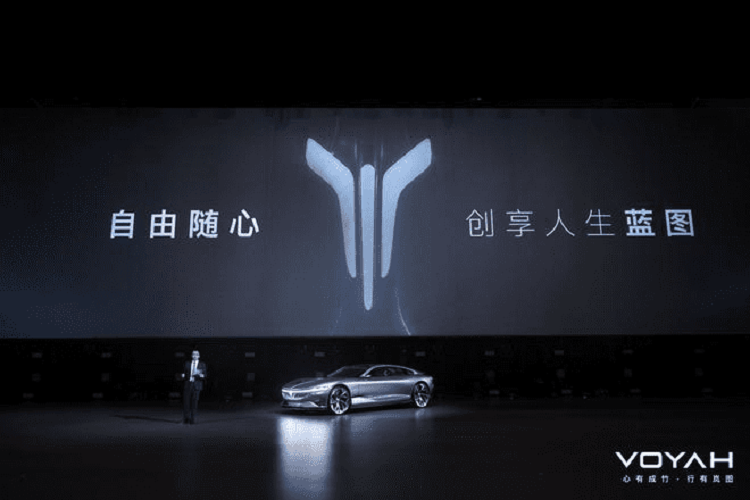 Cụ thể hơn, i-Land mang vai trò cái nhìn trước cho một mẫu sedan điện sắp ra mắt, chế tạo dựa trên nền tảng khung gầm ESSA EV mới của Dongfeng. Tương tự như tên xe, ESSA cũng là một cụm viết tắt cho: Electric Smart Secure Architecture. Khung gầm này sử dụng một hệ truyền động điện gọi là MVP, viết tắt cho Multi-choice Valuable Power. Dường như ban lãnh đạo ở Voyah rất thích các cụm từ viết tắt, và nhân tiện, chính tên Voyah cũng là một từ rút ngọn cho Voyage.