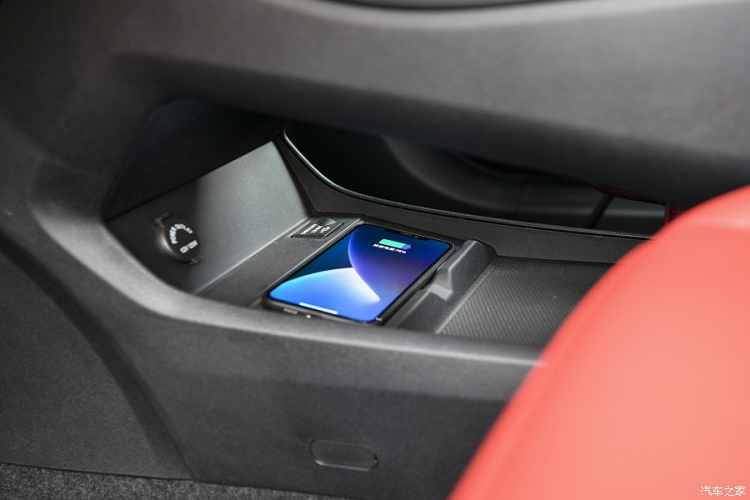 Đằng sau Dongfeng Fengxing T5 EVO xuất hiện cụm đèn hậu LED nối liền với nhau theo xu hướng hiện nay nhưng lại gợi liên tưởng đến SUV hạng sang Porsche Macan. Ngay bên dưới cụm đèn hậu này là tem chữ nổi "Forthing" - tên tiếng Anh của thương hiệu Fengxing. Ngoài ra, xe còn có 4 ống xả và cánh gió mui được chia làm đôi bởi đèn phanh trên cao.