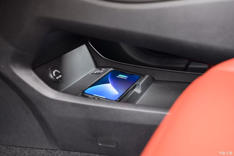 Đằng sau Dongfeng Fengxing T5 EVO xuất hiện cụm đèn hậu LED nối liền với nhau theo xu hướng hiện nay nhưng lại gợi liên tưởng đến SUV hạng sang Porsche Macan. Ngay bên dưới cụm đèn hậu này là tem chữ nổi "Forthing" - tên tiếng Anh của thương hiệu Fengxing. Ngoài ra, xe còn có 4 ống xả và cánh gió mui được chia làm đôi bởi đèn phanh trên cao.