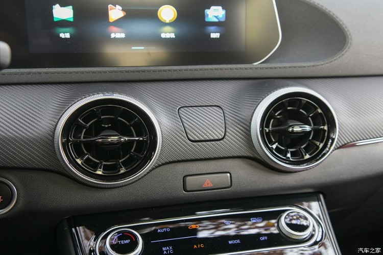 Nhìn từ bên sườn xe, Dongfeng Fengxing T5 EVO trông khá thời trang và thể thao với thiết kế mang hơi hướng SUV lai Coupe. Đường vai xe chạy từ đèn pha đến đèn hậu và bộ vành hợp kim 18 inch hoặc 19 inch là điểm nhấn đáng chú ý của mẫu SUV Trung Quốc này.