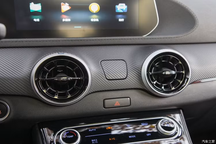 Nhìn từ bên sườn xe, Dongfeng Fengxing T5 EVO trông khá thời trang và thể thao với thiết kế mang hơi hướng SUV lai Coupe. Đường vai xe chạy từ đèn pha đến đèn hậu và bộ vành hợp kim 18 inch hoặc 19 inch là điểm nhấn đáng chú ý của mẫu SUV Trung Quốc này.