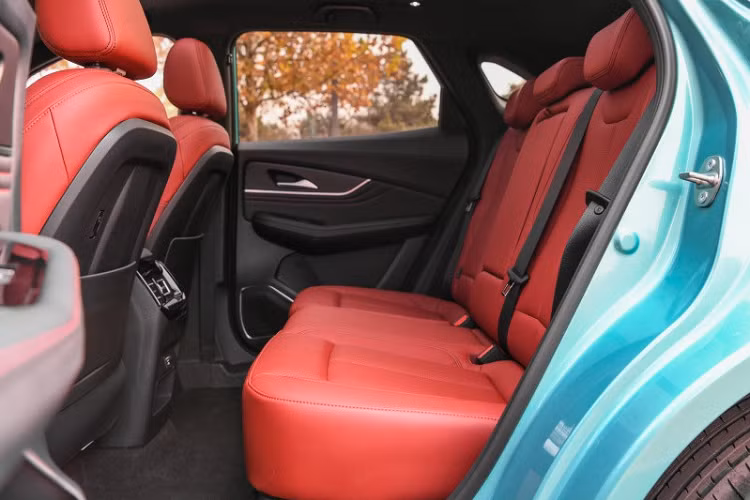 Bước vào bên trong Dongfeng Fengxing T5 EVO, khách hàng Trung Quốc được chào đón bằng không gian nội thất 5 chỗ khá rộng rãi. Xe được trang bị vô lăng bọc da, trang trí bằng crôm và cửa gió điều hòa hình tròn như động cơ máy bay. Để tăng thêm vẻ thể thao, hãng Dongfeng còn ốp chất liệu giống sợi carbon cho mặt táp-lô của xe.