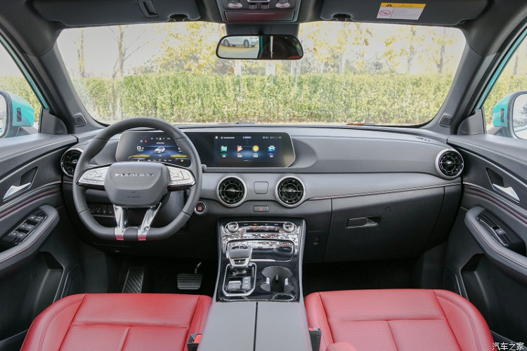 Trong khi đó, cụm đèn pha của mẫu xe SUV Dongfeng Fengxing T5 EVO không nối liền với lưới tản nhiệt như thường thấy. Thay vào đó, cụm đèn pha của mẫu SUV cỡ C này lại được tách ra làm 2 phần. Phần phía trên có thiết kế khá thanh mảnh, nằm sát nắp ca-pô và tích hợp dải đèn LED định vị ban ngày. Phần còn lại được tích hợp vào 2 khe gió bên dưới.