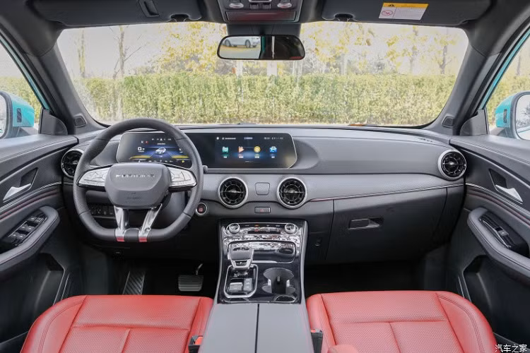 Trong khi đó, cụm đèn pha của mẫu xe SUV Dongfeng Fengxing T5 EVO không nối liền với lưới tản nhiệt như thường thấy. Thay vào đó, cụm đèn pha của mẫu SUV cỡ C này lại được tách ra làm 2 phần. Phần phía trên có thiết kế khá thanh mảnh, nằm sát nắp ca-pô và tích hợp dải đèn LED định vị ban ngày. Phần còn lại được tích hợp vào 2 khe gió bên dưới.