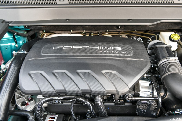 Đặc biệt, trên mặt táp-lô sẽ có 2 màn hình 10,25 inch nối liền với nhau thành một khối, theo phong cách xe sang. Người lái có thể chuyển những gì đang hiển thị ở 1 màn hình sang màn hình còn lại. Thêm vào đó là hệ thống ra lệnh bằng giọng nói, sạc điện thoại thông minh không dây và cửa sổ trời toàn cảnh Panorama.