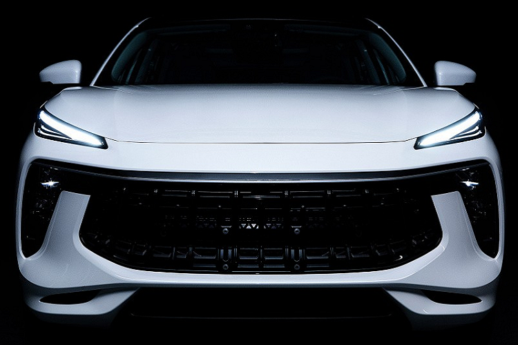 Được áp dụng ngôn ngữ thiết kế mới của thương hiệu Dongfeng, mẫu xe này nhắm tới đối tượng khách hàng là giới trẻ tại Trung Quốc. Ngoài ra, mẫu xe này còn được dùng logo hình sư tử mới của thương hiệu Dongfeng. Không khó để nhận ra việc hãng Dongfeng đã "học hỏi" Maserati và Porsche khi thiết kế Fengxing T5 EVO. Trong đó, sự tương đồng với ô tô Maserati được thể hiện khá rõ qua thiết kế đầu xe.