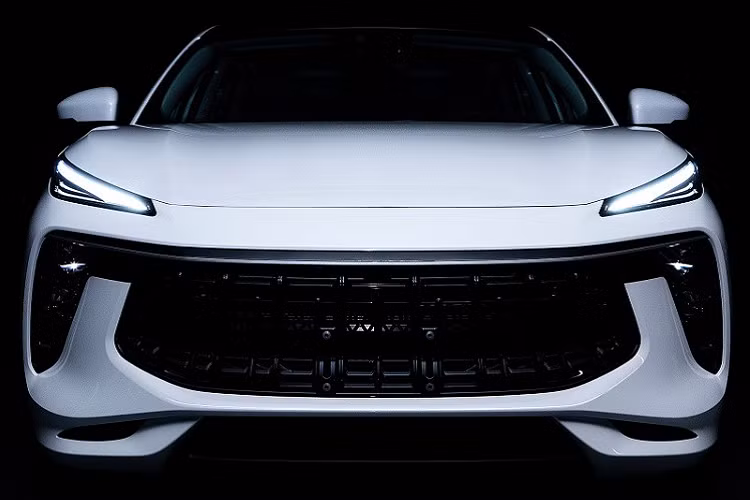 Được áp dụng ngôn ngữ thiết kế mới của thương hiệu Dongfeng, mẫu xe này nhắm tới đối tượng khách hàng là giới trẻ tại Trung Quốc. Ngoài ra, mẫu xe này còn được dùng logo hình sư tử mới của thương hiệu Dongfeng. Không khó để nhận ra việc hãng Dongfeng đã "học hỏi" Maserati và Porsche khi thiết kế Fengxing T5 EVO. Trong đó, sự tương đồng với ô tô Maserati được thể hiện khá rõ qua thiết kế đầu xe.