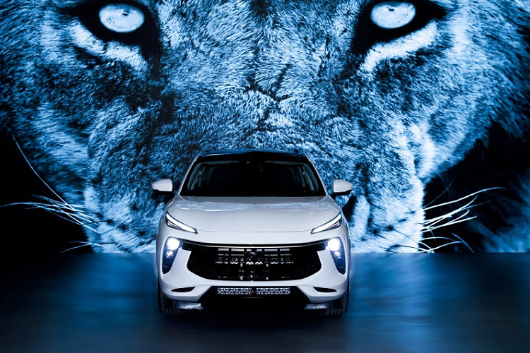 Cụ thể, xe được trang bị lưới tản nhiệt cỡ lớn, sơn màu đen với nan nằm dọc theo phong cách của Maserati. Ở giữa lưới tản nhiệt và nắp ca-pô còn có một dải mạ crôm cực mảnh. Hai bên lưới tản nhiệt là khe gió nằm dọc, tạo hình như cặp răng nanh của mãnh thú.