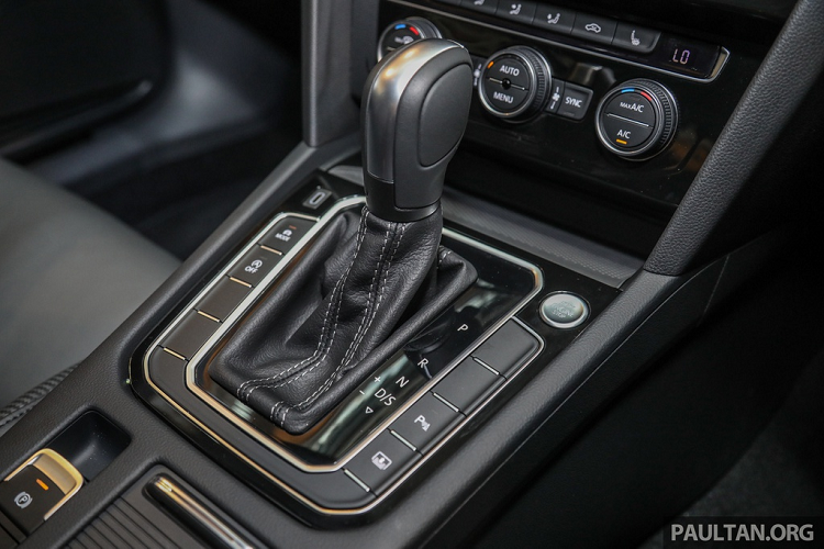 Giống với "người anh em" Elegance, Volkswagen Passat R-Line không có phanh khẩn cấp tự động. Công nghệ an toàn trên xe gồm 6 túi khí, ABS, EBD, hỗ trợ lực phanh, kiểm soát ổn định thân xe, cảnh báo điểm mù, cảnh báo giao thông phía sau, hệ thống giám sát áp suất lốp và neo an toàn ghế trẻ em ISOFIX ở hàng ghế sau.