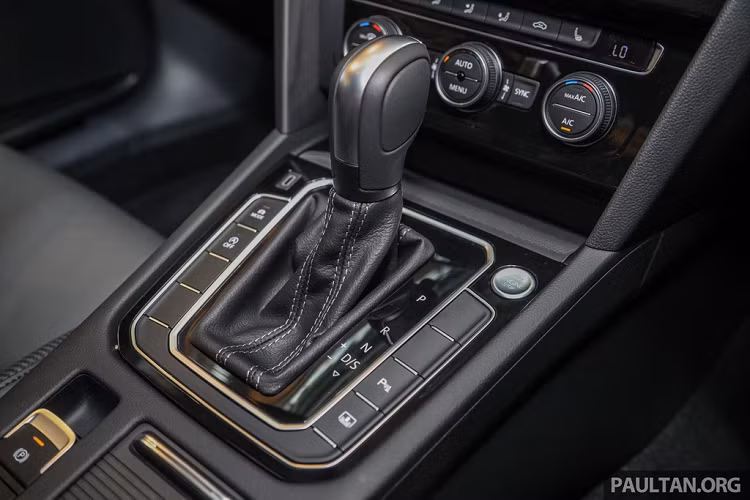 Giống với "người anh em" Elegance, Volkswagen Passat R-Line không có phanh khẩn cấp tự động. Công nghệ an toàn trên xe gồm 6 túi khí, ABS, EBD, hỗ trợ lực phanh, kiểm soát ổn định thân xe, cảnh báo điểm mù, cảnh báo giao thông phía sau, hệ thống giám sát áp suất lốp và neo an toàn ghế trẻ em ISOFIX ở hàng ghế sau.