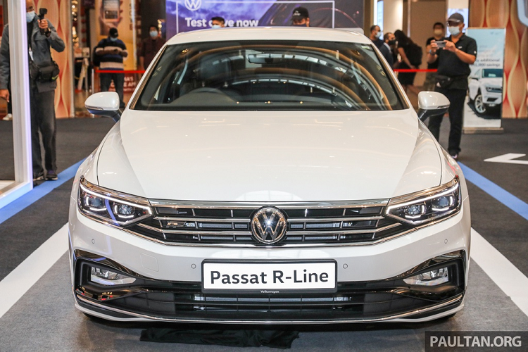 Giá xe Volkswagen Passat R-Line từ 200.000-210.000 RM (47.675-50.059 USD), giá bán này nằm giữa Elegance (182.879 RM) và Arteon R-Line (221.065 RM). Giống với các mẫu Volkswagen khác tại thị trường Malaysia, Passat R-Line nhận chính sách bảo hành 5 năm không giới hạn số km.