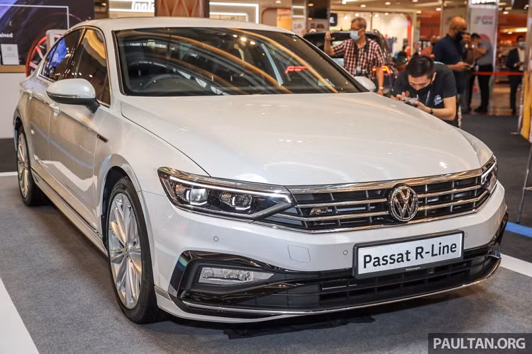 Sau khi cho ra mắt Tiguan Allspace và Arteon, hãng xe Đức tiếp tục trình làng mẫu sedan Volkswagen Passat R-Line 2020 mới. Biến thể mới của mẫu sedan hạng D mang dáng vẻ thể thao hơn trước, tuy nhiên động cơ và các trang bị bên trong vẫn không thay đổi.