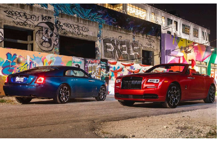 Và đặc biệt trong các sự kiện lớn như Super Bowl (Trận tranh chức vô địch thường niên của Liên đoàn Bóng bầu dục Quốc gia NFL – National Football League, hiệp hội hàng đầu của bóng bầu dục Mỹ, kể từ năm 1967), đường phố tại đây lại có dịp chứng kiến nhiều siêu phẩm Rolls-Royce của các siêu sao như Odell Beckham Jr. – từng nổi tiếng với việc sở hữu nhiều chiếc Rolls-Royce, trong đó có mẫu Wraith Black Badge.