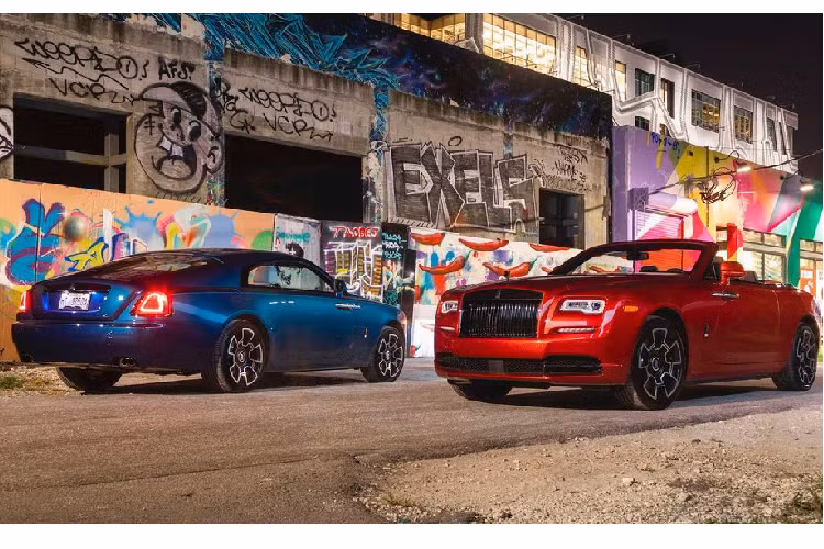 Và đặc biệt trong các sự kiện lớn như Super Bowl (Trận tranh chức vô địch thường niên của Liên đoàn Bóng bầu dục Quốc gia NFL – National Football League, hiệp hội hàng đầu của bóng bầu dục Mỹ, kể từ năm 1967), đường phố tại đây lại có dịp chứng kiến nhiều siêu phẩm Rolls-Royce của các siêu sao như Odell Beckham Jr. – từng nổi tiếng với việc sở hữu nhiều chiếc Rolls-Royce, trong đó có mẫu Wraith Black Badge.