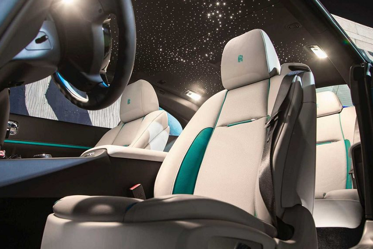 Như đã đề cập, dấu ấn của một chiếc Rolls-Royce không phải nằm ở sức mạnh động cơ. Các chi tiết cụ thể bao năm nay kiến tạo nên giá trị của hãng xe Anh Quốc, bên cạnh khối máy V12 hoàn thiện thủ công này chính nằm ở trải nghiệm bên trong khoang lái, chất liệu nội thất hay sự thoải mái tới tột đỉnh,… Và ngay cả khi mang trong mình dòng máu thể thao, Wraith Black Badge vẫn tuân thủ nghiêm ngặt theo các giá trị ấy.