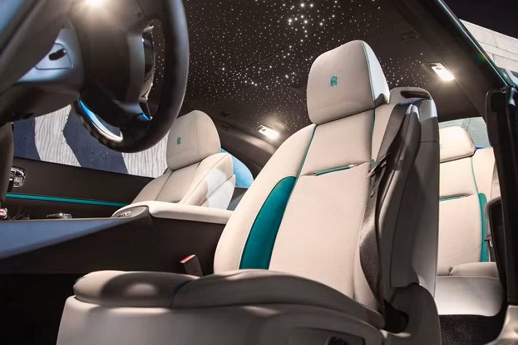 Như đã đề cập, dấu ấn của một chiếc Rolls-Royce không phải nằm ở sức mạnh động cơ. Các chi tiết cụ thể bao năm nay kiến tạo nên giá trị của hãng xe Anh Quốc, bên cạnh khối máy V12 hoàn thiện thủ công này chính nằm ở trải nghiệm bên trong khoang lái, chất liệu nội thất hay sự thoải mái tới tột đỉnh,… Và ngay cả khi mang trong mình dòng máu thể thao, Wraith Black Badge vẫn tuân thủ nghiêm ngặt theo các giá trị ấy.