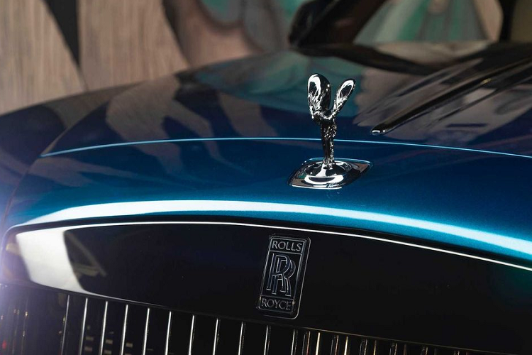 Trên chiếc Wraith Black Badge, động cơ V12 tăng áp kép sản sinh công suất tương tự bản tiêu chuẩn với 624 mã lực. Nhưng với chiếc xe này, khối sức mạnh được tăng cường thêm hơn 70 Nm, nâng tổng mức mô-men xoắn lên thành 870 Nm. Do đó, chiếc xe chỉ cần vỏn vẹn 4,3 giây để đạt tốc độ 96 km/h, trước khi chạm tới con số tối đa 250 km/h. Tuy nhiên, sức mạnh chỉ nói lên một phần của câu chuyện.