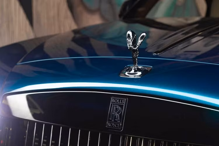 Trên chiếc Wraith Black Badge, động cơ V12 tăng áp kép sản sinh công suất tương tự bản tiêu chuẩn với 624 mã lực. Nhưng với chiếc xe này, khối sức mạnh được tăng cường thêm hơn 70 Nm, nâng tổng mức mô-men xoắn lên thành 870 Nm. Do đó, chiếc xe chỉ cần vỏn vẹn 4,3 giây để đạt tốc độ 96 km/h, trước khi chạm tới con số tối đa 250 km/h. Tuy nhiên, sức mạnh chỉ nói lên một phần của câu chuyện.