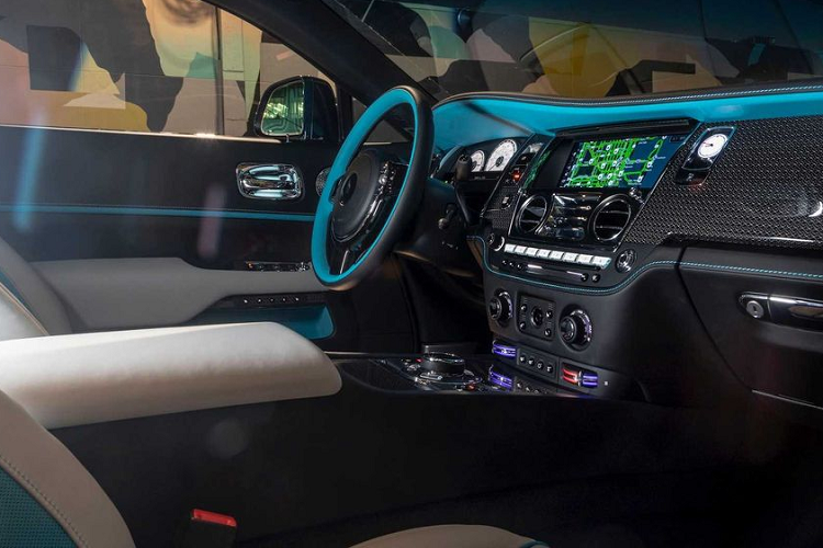 Với trải nghiệm trên đường cao tốc, phản ứng chân ga của Wraith được gói gọn trong 2 chữ “tức thì” khi khối máy V12 luôn giải phóng sức mạnh một cách nhanh chóng và lanh lẹ. Wraith Black Badge do đó thừa sức chinh phục những khách hàng mới, trẻ tuổi (như người nổi tiếng hay vận động viên), những ai đi theo tiếng gọi của quyền lực và sự sang trọng, hay đơn giản là tôn thờ chủ nghĩa thuần túy của Rolls-Royce.