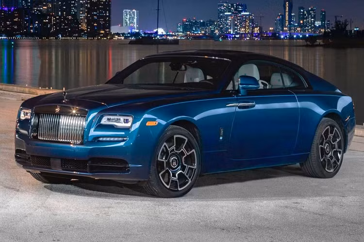 Miami được xem là thị trường lớn thứ 3 của Rolls-Royce trên toàn thế giới. Sự thật này có lẽ sẽ khiến bạn phải sốc nếu có dịp đi bộ dọc theo các bãi biển South Beach - Ocean Drive, nơi tràn ngập những chiếc xe siêu sang Rolls-Royce đắt đỏ, đi kèm với kiểu trang trí vô cùng lòe loẹt.