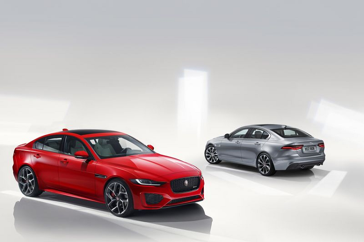 Đối với phiên bản nâng cấp lần này, Jaguar XE 2020 mới sẽ không có quá nhiều sự khác biệt về tổng thể khi so sánh với phiên bản trước. Hãng xe nước Anh lựa chọn giải pháp tinh chỉnh lại một số chi tiết ở nội, ngoại thất nhằm mang tới một cái nhìn mới mẻ hơn cho xe.