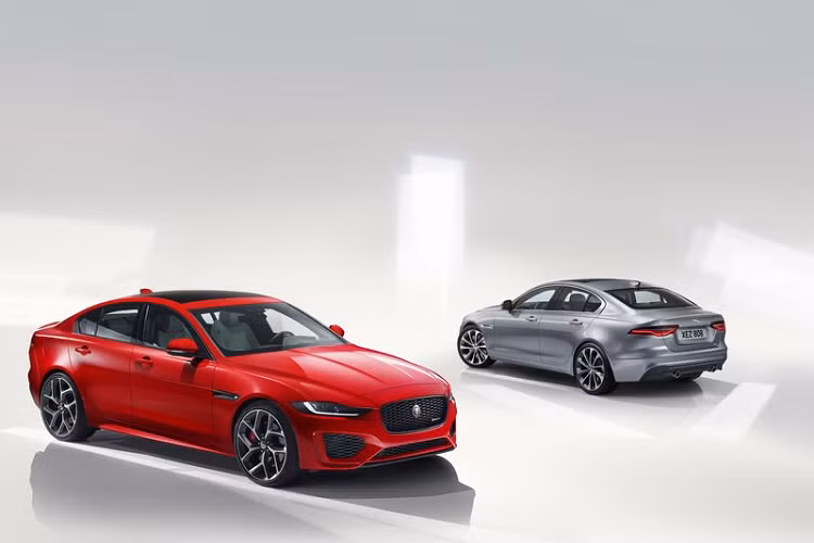 Đối với phiên bản nâng cấp lần này, Jaguar XE 2020 mới sẽ không có quá nhiều sự khác biệt về tổng thể khi so sánh với phiên bản trước. Hãng xe nước Anh lựa chọn giải pháp tinh chỉnh lại một số chi tiết ở nội, ngoại thất nhằm mang tới một cái nhìn mới mẻ hơn cho xe.