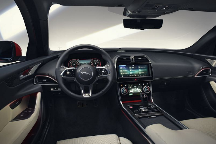 Theo Jaguar, XE 2020 được bắt nguồn cảm hứng từ đàn anh F-Type danh tiếng. Do đó, nét thể thao chính là điểm nhấn mạnh mẽ trên XE so với các đối thủ trong phân khúc. Cũng trên phiên bản nâng cấp mới, người dùng có thể tuỳ chọn khá nhiều trang bị cho xe như bộ body-kit R-Dynamic, hệ thống treo thể thao, mâm xe 18 hoặc 19 inch đa chấu...
