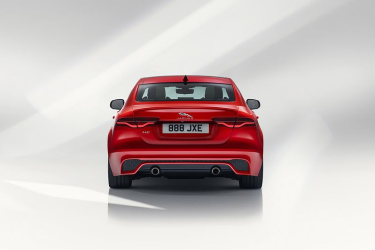 Theo một số nguồn tin, xe sẽ được giới thiệu tới khách hàng Việt trong tháng 6 tới với hai phiên bản R-Dynamic SE và R-Dynamic HSE. Mức giá xe Jaguar XE 2020 hiện chưa được công bố.