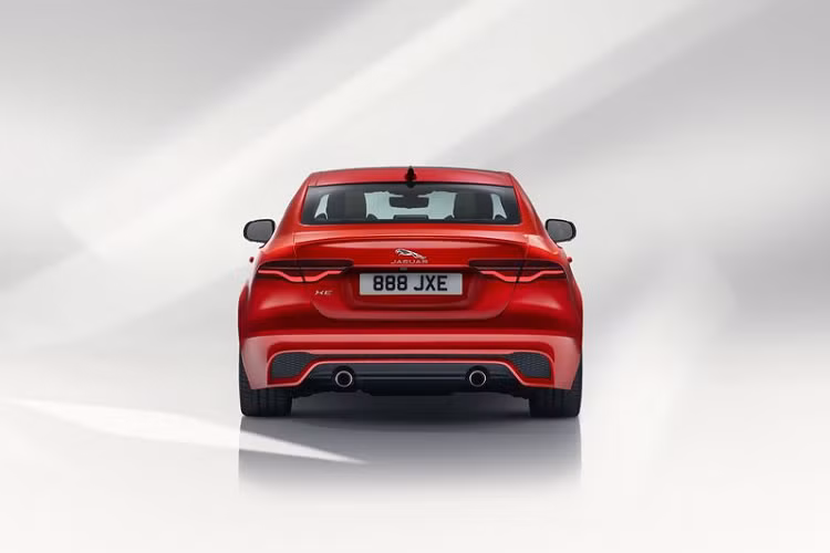 Theo một số nguồn tin, xe sẽ được giới thiệu tới khách hàng Việt trong tháng 6 tới với hai phiên bản R-Dynamic SE và R-Dynamic HSE. Mức giá xe Jaguar XE 2020 hiện chưa được công bố.