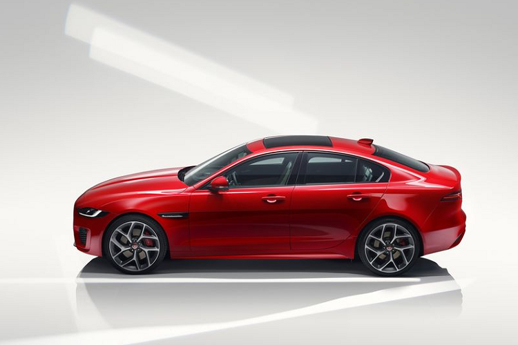 Bên dưới nắp ca-pô, Jaguar XE 2020 sở hữu khối động cơ xăng Ingenium tăng áp 2.0L, sản sinh ra công suất tối đa từ 250 - 300 mã lực. Sức mạnh này được truyền qua hộp số tự động 8 cấp và 4 chế độ lái tuỳ chỉnh Comfort, Eco, Dynamic, và Rain, Ice, Snow.