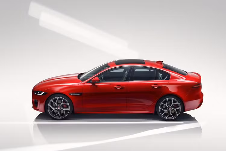 Bên dưới nắp ca-pô, Jaguar XE 2020 sở hữu khối động cơ xăng Ingenium tăng áp 2.0L, sản sinh ra công suất tối đa từ 250 - 300 mã lực. Sức mạnh này được truyền qua hộp số tự động 8 cấp và 4 chế độ lái tuỳ chỉnh Comfort, Eco, Dynamic, và Rain, Ice, Snow.
