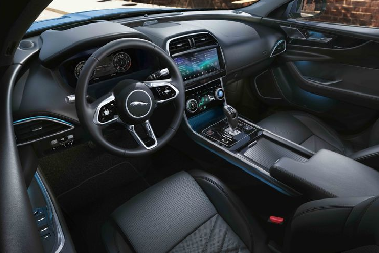Tuy nhiên, giống với những mẫu xe Land Rover gần đây, Jaguar XE cũng được nhà sản xuất Anh Quốc trang bị cặp màn hình đôi cho hệ thống giải trí và điều chỉnh điều hoà hiện đại Touch Pro Duo. Ngoài ra, màn hình công-tơ-mét cũng được nâng cấp lên loại LCD cho phép hiển thị được nhiều giao diện khác nhau.