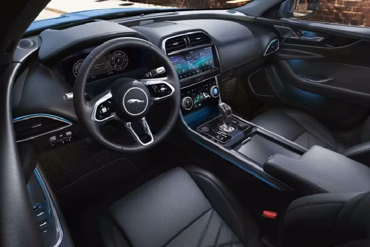 Tuy nhiên, giống với những mẫu xe Land Rover gần đây, Jaguar XE cũng được nhà sản xuất Anh Quốc trang bị cặp màn hình đôi cho hệ thống giải trí và điều chỉnh điều hoà hiện đại Touch Pro Duo. Ngoài ra, màn hình công-tơ-mét cũng được nâng cấp lên loại LCD cho phép hiển thị được nhiều giao diện khác nhau.