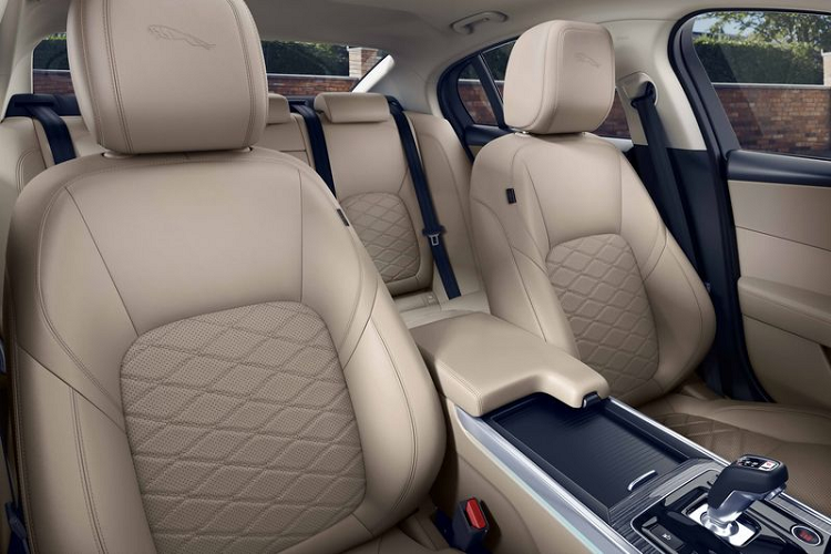 Về trang bị an toàn, Jaguar XE 2020 chắc chắn sẽ không làm người dùng thất vọng với hàng loạt trang bị công nghệ cao cấp như công nghệ ClearSight hỗ trợ đỗ xe, hệ thống kiểm sáot hành trình, HUD, tuỳ chọn đèn LED ma trận, gói hỗ trợ lái xe Drive Pack, hệ thống giám sát và cảnh báo tài xế, gói hỗ trợ đỗ xe Park Pack, camera 360...