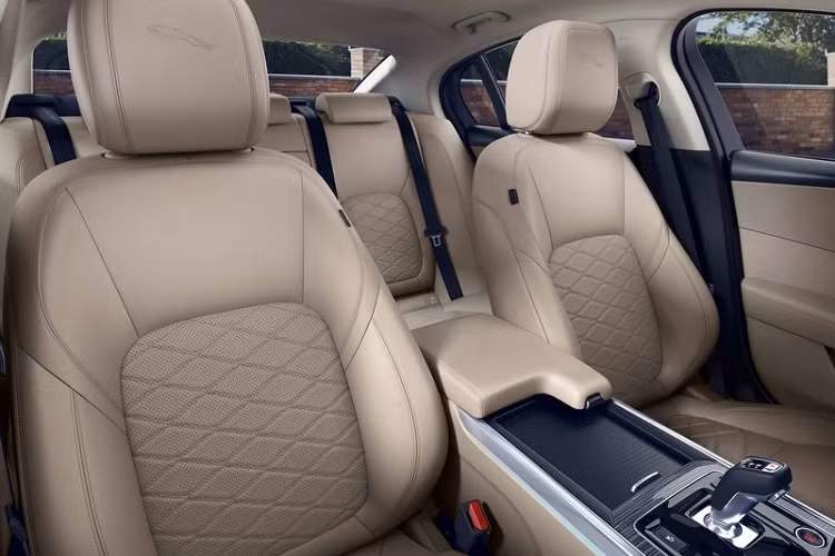 Về trang bị an toàn, Jaguar XE 2020 chắc chắn sẽ không làm người dùng thất vọng với hàng loạt trang bị công nghệ cao cấp như công nghệ ClearSight hỗ trợ đỗ xe, hệ thống kiểm sáot hành trình, HUD, tuỳ chọn đèn LED ma trận, gói hỗ trợ lái xe Drive Pack, hệ thống giám sát và cảnh báo tài xế, gói hỗ trợ đỗ xe Park Pack, camera 360...