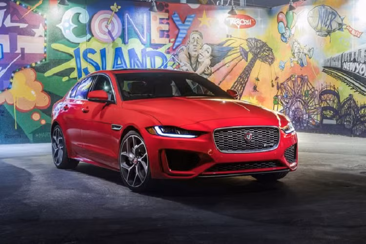  Jaguar XE thế hệ mới là mẫu sedan thể thao nhỏ nhất trong gia đình Jaguar Anh Quốc. Được ra mắt lần đầu tiên vào năm 2014, XE đã nhanh chóng tạo lập được vị thế riêng của mình so với các đối thủ cùng phân khúc như C-Class của Mercedes-Benz, 3-Series của BMW hay A4 của Audi.