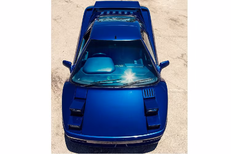 Ngoài ra, còn có những chiếc xe "may mắn" hơn khi được rao bán trên thị trường ôtô cũ. Chiếc siêu xe Cizeta V16T đời 1993 dưới đây là một ví dụ điển hình. Mang số khung No. 101, đây là 1 trong đúng 9 chiếc siêu xe Cizeta V16T trên toàn thế giới sở hữu cả nội thất lẫn ngoại thất màu xanh dương.