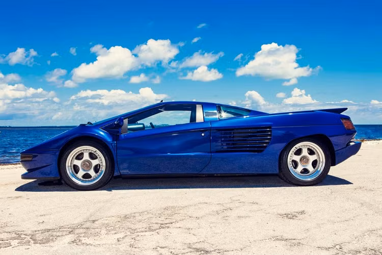 Nếu cảm thấy siêu xe Cizeta V16T có thiết kế khá quen mắt thì bạn hẳn có trí nhớ rất tốt. Cizeta V16T vốn do ông Claudio Zampolli - người từng tham gia vào quá trình phát triển siêu xe Lamborghini Miura và thiết lập hệ thống đại lý Lamborghini tại Mỹ - thiết kế. Ngoài ra, thiết kế nguyên bản của siêu xe này do ông Marcelo Gandini - người tạo hình cho siêu xe Lamborghini Miura, Countach và phiên bản cuối cùng của Diablo - chấp bút.