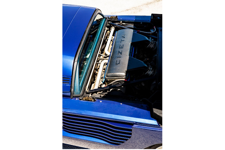 Sức mạnh được truyền tới bánh sau dùng vành 17 inch thông qua hộp số ZF 5 cấp. Ngoài ra, xe còn có khung gầm với cấu trúc không gian và hệ thống treo xương đòn kép được thiết kế với cảm hứng từ xe đua vào thời điểm đó. Chiếc V16T của Quốc vương Brunei đã từng được mang đi trưng bày trong triển lãm Ô tô Geneva và được sử dụng trong nhiều hình ảnh cung cấp cho báo chí của công ty Cizeta Automobili. Đại lý Hong Seh Motors ở Singapore đã thay mặt Quốc vương Brunei để đặt mua chiếc siêu xe này.